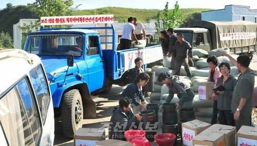 지원물자를 마련하여 피해지역에 보내는 황해북도 신계군 주민들(《로동신문》 전자판)