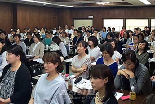 녀성동맹 가나가와현본부에서는 정치선전사업을 앞세우고 성과를 이룩해나가고있다.(사진은 교육강연회)