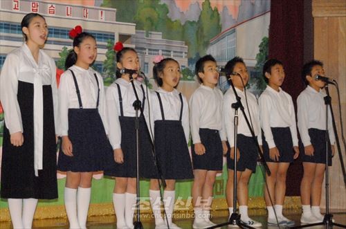 기념공연에서 노래를 부르는 학생들