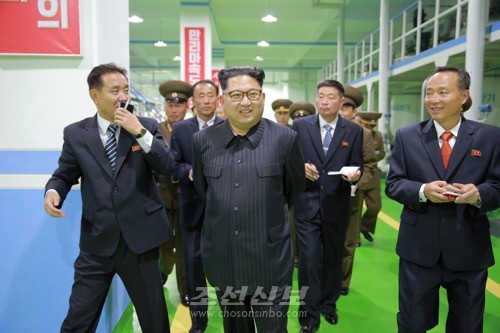 김정은원수님께서 새로 건설된 룡악산비누공장을 현지지도하시였다.(조선중앙통신)