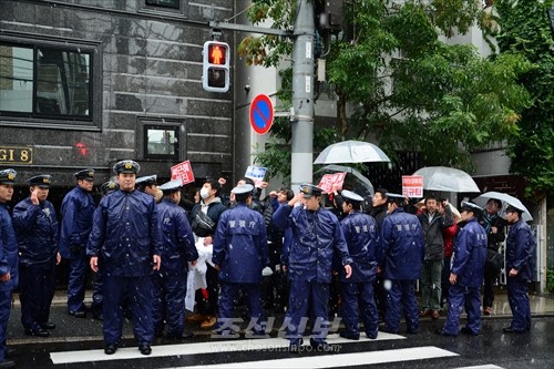 박근혜퇴진을 촉구하여 일본주재 남조선대사관앞에서 항의투쟁을 벌리였다.