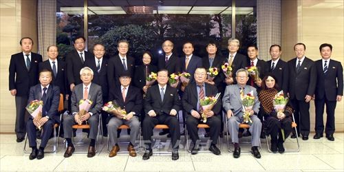 허종만의장이 해외동포단체대표인사들과 기념사진을 찍었다.