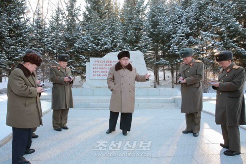 김정은원수님께서 조선인민군 제380대련합부대 지휘부를 시찰하시였다.(조선중앙통신)