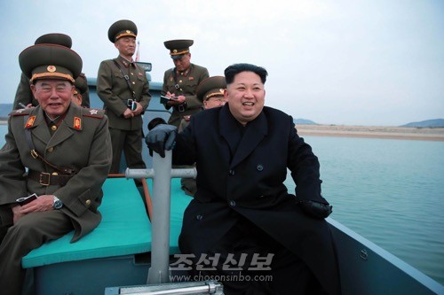 김정은원수님께서 서부전선에 위치한 마합도방어대를 시찰하시였다.(조선중앙통신)