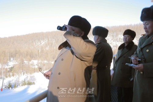 김정은원수님께서 조선인민군 제1045군부대관하 산악보병대대의 스키훈련을 지도하시였다.(조선중앙통신)