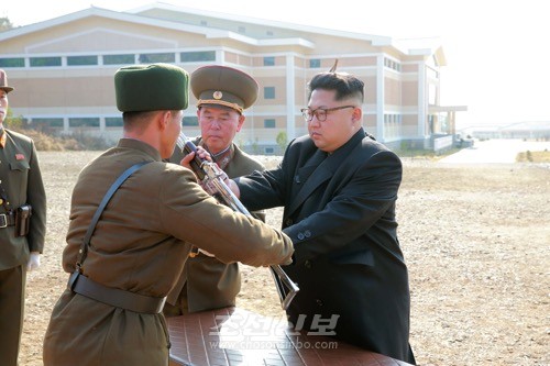 김정은원수님께서 조선인민군 제525군부대직속 특수작전대대를 시찰하시였다.(조선중앙통신)