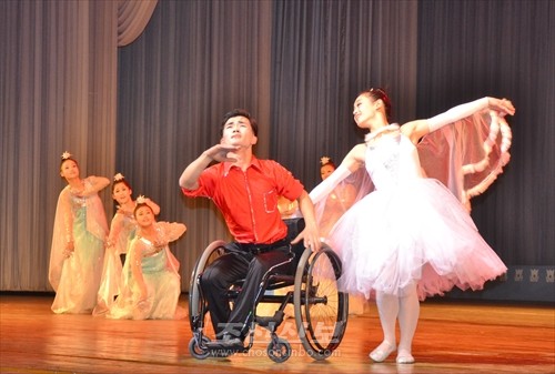 국제장애자의 날에 즈음한 기념모임에서 진행된 공연 