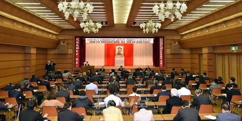 김정일장군님의 로작발표 30돐기념 중앙연구토론회가 중앙회관에서 진행되였다.(촬영-로금순기자)