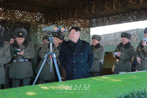 김정은원수님께서 조선인민군 전선포병부대들의 포병대집중화력타격연습을 지도하시였다.(조선중앙통신)
