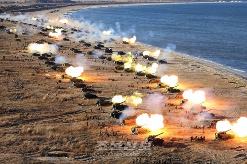 김정은원수님께서 조선인민군 전선포병부대들의 포병대집중화력타격연습을 지도하시였다.(조선중앙통신)