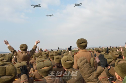 김정은원수님께서 《조선인민군 항공 및 반항공군 비행지휘성원들의 전투비행술경기대회-2016》을 지도하시였다.(조선중앙통신)
