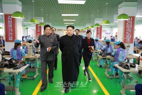 김정은원수님께서 원산구두공장을 현지지도하시였다.(조선중앙통신)