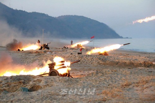 김정은원수님께서 조선인민군 대련합부대별 방사포병중대사격경기를 지도하시였다.(조선중앙통신)