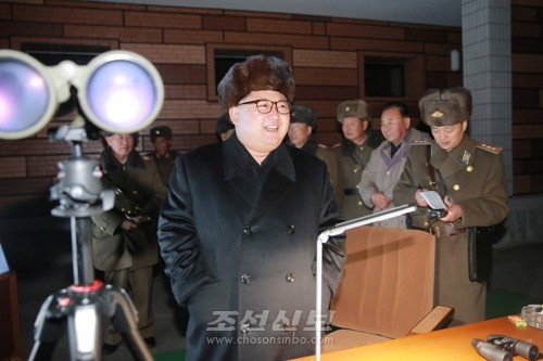 김정은원수님께서 길영조영웅추격기련대 전투비행사들의 야간습격전투비행훈련을 지도하시였다.(조선중앙통신)