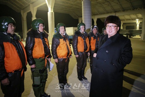 김정은원수님께서 길영조영웅추격기련대 전투비행사들의 야간습격전투비행훈련을 지도하시였다.(조선중앙통신)