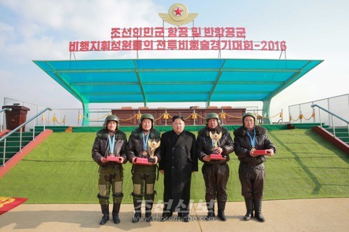 김정은원수님께서 《조선인민군 항공 및 반항공군 비행지휘성원들의 전투비행술경기대회-2016》을 지도하시였다.(조선중앙통신)