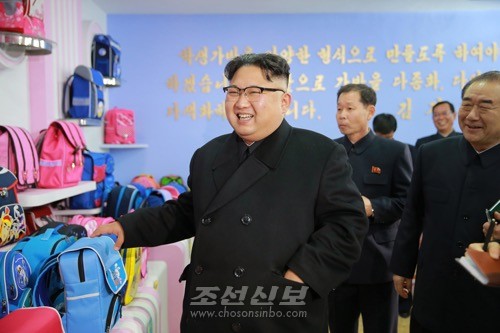 김정은원수님께서 새로 건설된 평양가방공장을 현지지도하시였다.(조선중앙통신)