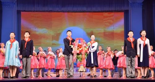 학생소년들의 주체106(2017)년 설맞이공연 《해님나라 열두달》이 12월 31일 만경대학생소년궁전에서 진행되였다.(조선중앙통신)